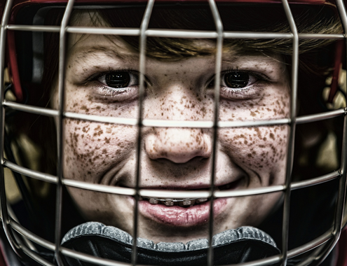 Kind mit Eishockeyhelm
