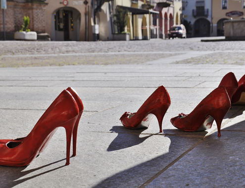 Aktion: Blutrote Schuhe in Essen stehen für Opfer häuslicher Gewalt ...