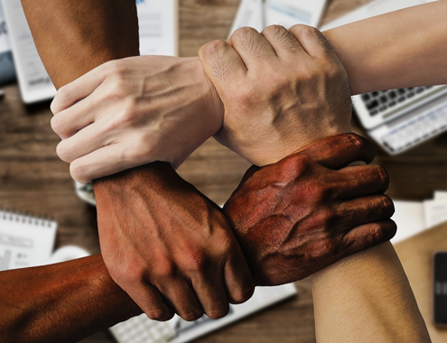 ineinander verschränkte Hände