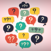 Grafik, die eine Wolke aus Sprechblasen mit Fragezeichen zeigt (Copyright: Freepik)