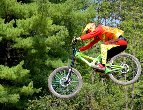 Downhill-Biker (Copyright: Robert Jones via Pixabay)