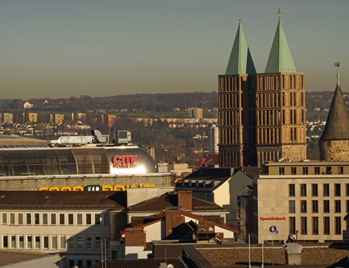 Blick auf Kasseler Martinskirche über die Dächer der Innenstadt (Copyright: Barni 1 via Pixabay)