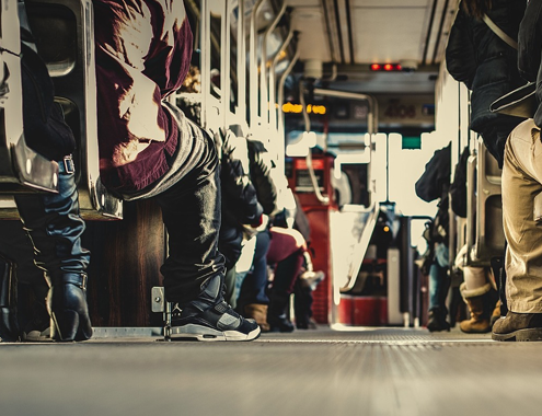 Füße in vollbesetztem Bus (Copyright: Free_Photos via Pixabay)